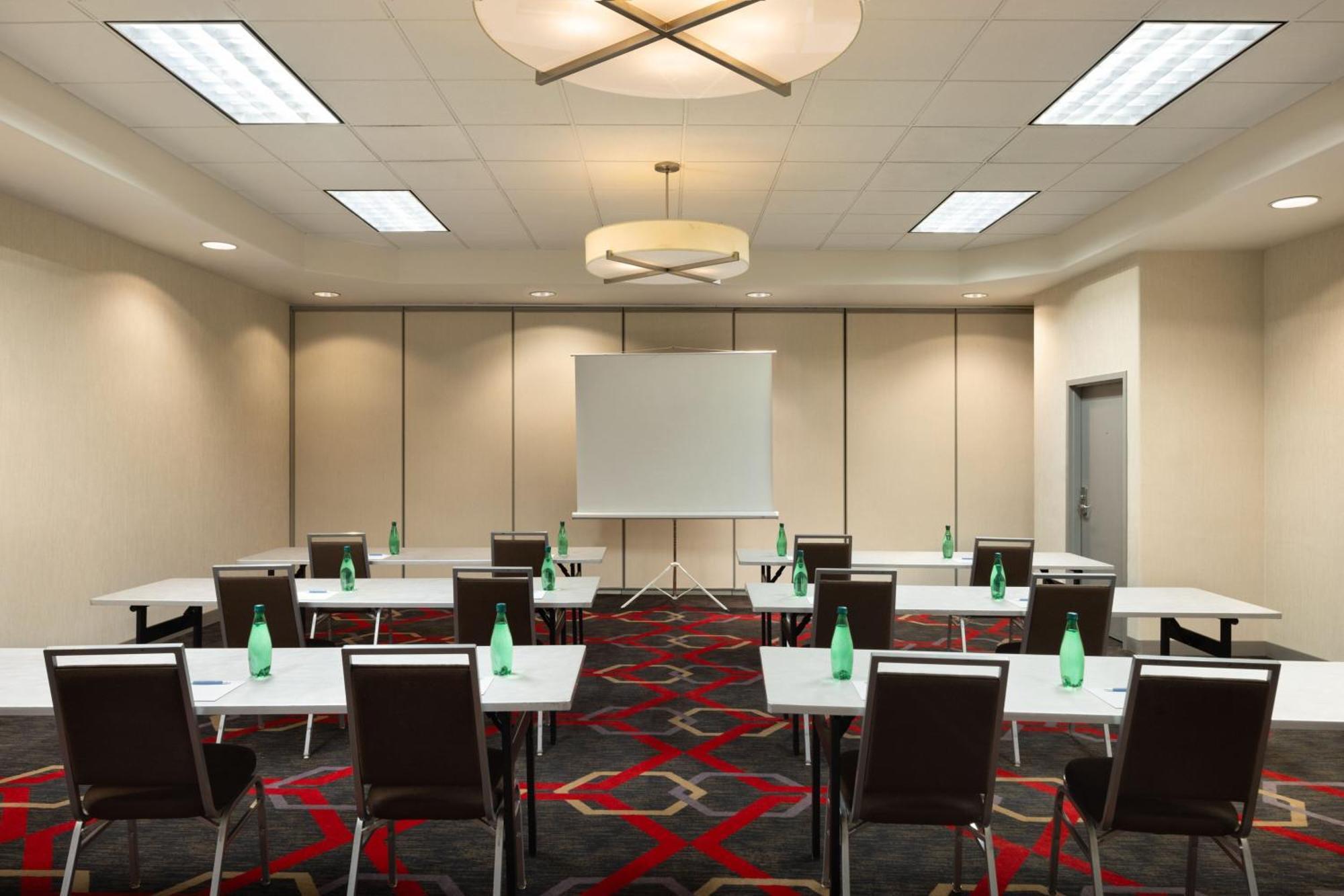 Four Points By Sheraton Edmonton South Zewnętrze zdjęcie